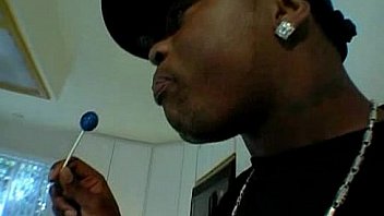 Африканец ебет с презервативом толстую телку на синем диване